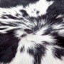 Detailaufnahme: Schwarz-weißer MeGusta Flachflor Teppich aus Rindsleder mit Animal-Muster.