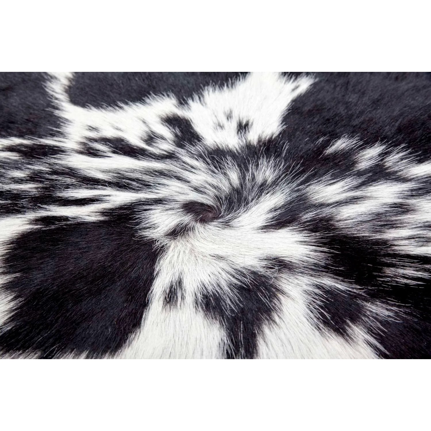 Detailaufnahme: Schwarz-weißer MeGusta Flachflor Teppich aus Rindsleder mit Animal-Muster.