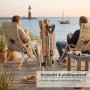 Beiger osoltus Faltsessel Campingstuhl mit Holzlehne, zusammengeklappt auf Holzdeck. Kompakt für Camping & Reise.