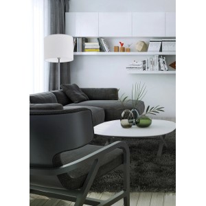 Weiße Näve Stehleuchte New York mit Chromfuß und Textilschirm im Wohnzimmer.