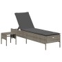 Graue Poly Rattan Sonnenliege mit Tisch und creme Auflage für den Garten.