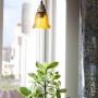 PR Home Emmi Pendelleuchte: Kleine, gerippte Glaslampe in Bernstein mit Messingdetails. Vintage-Stil.