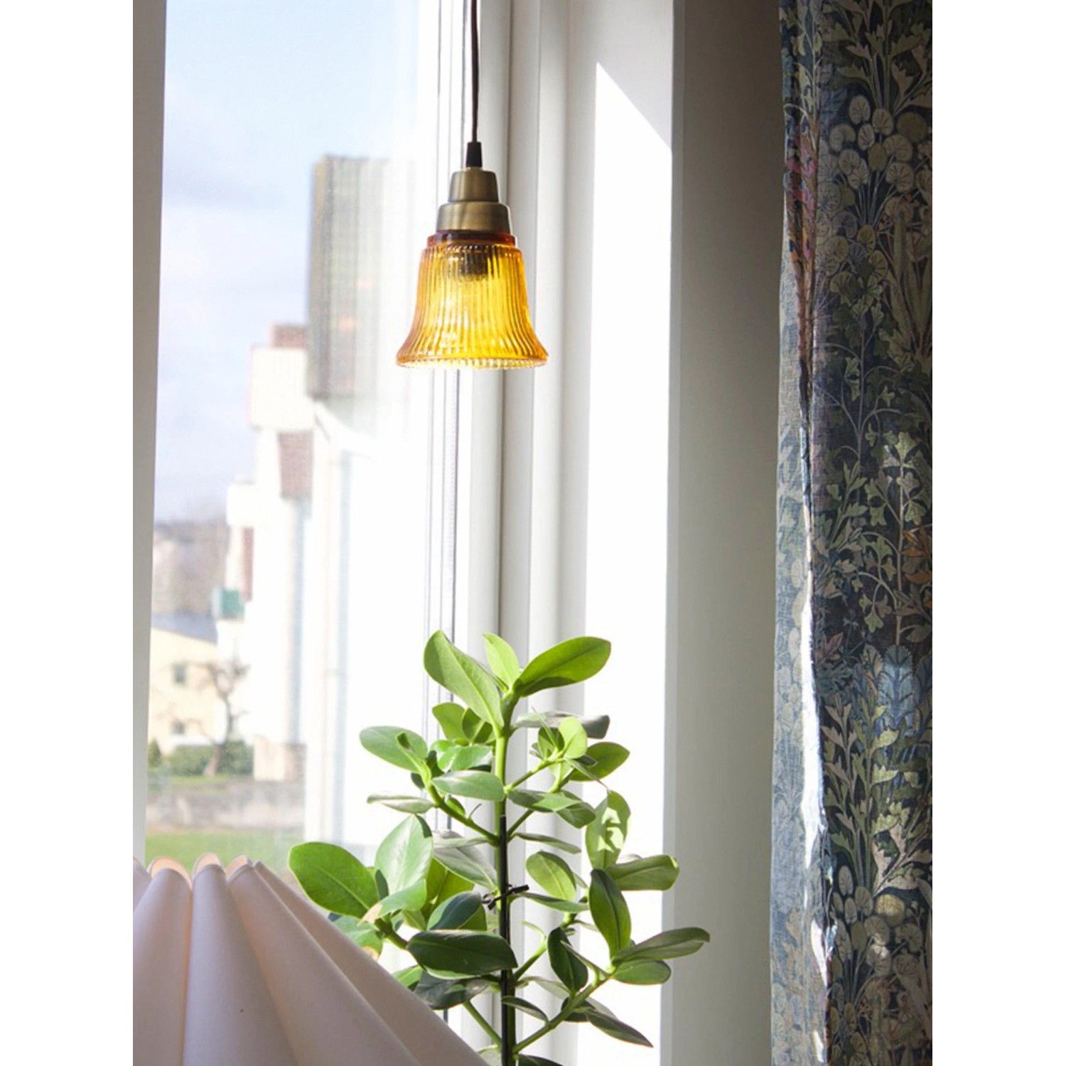 PR Home Emmi Pendelleuchte: Kleine, gerippte Glaslampe in Bernstein mit Messingdetails. Vintage-Stil.