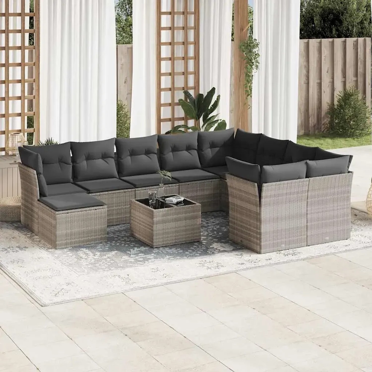 Hellgraue 11-tlg. vidaXL Garten-Sofagarnitur aus Polyrattan mit dunklen Kissen und Tisch.