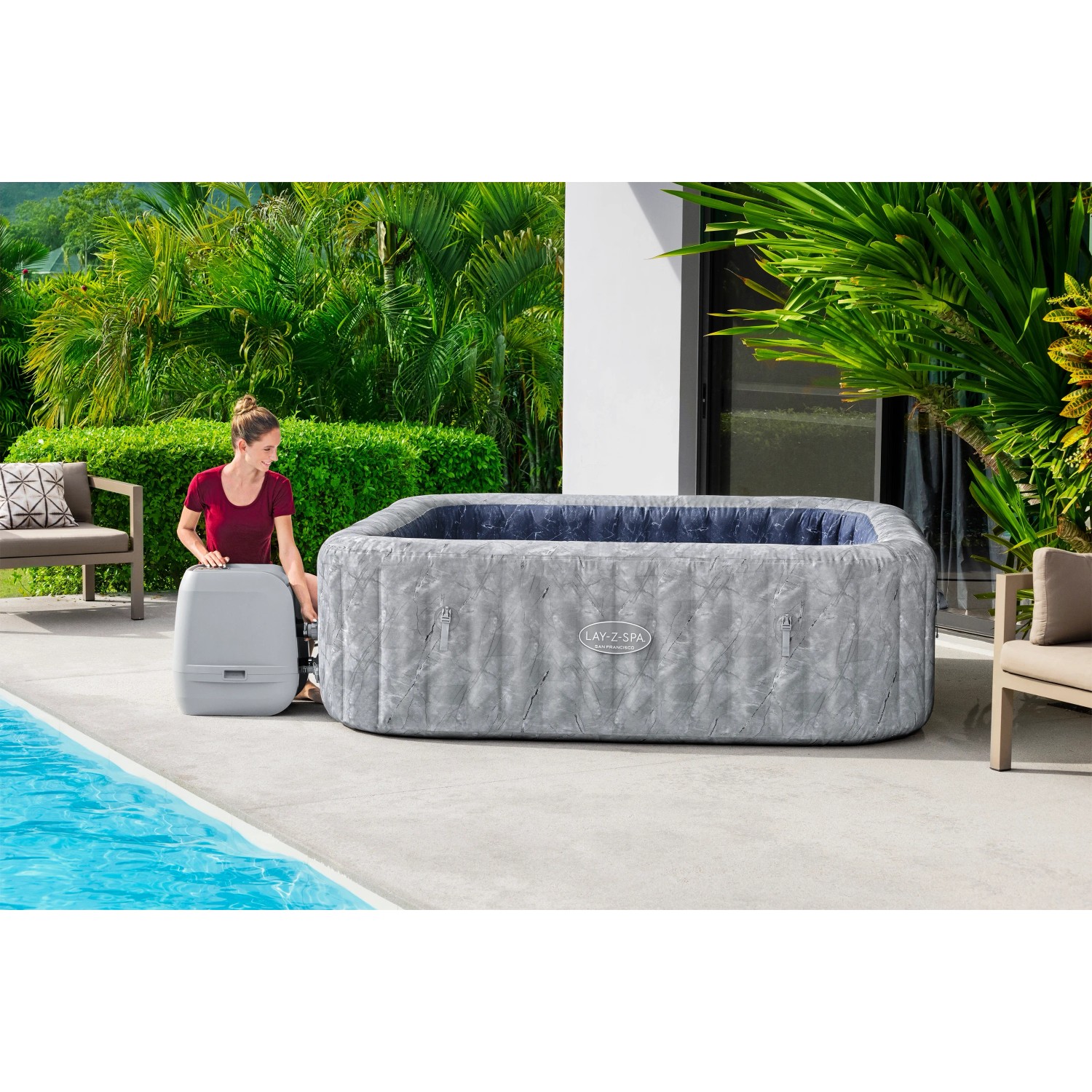 Bestway Whirlpool San Francisco HydroJet Pro für 7 Personen in Marmor-Optik neben Pool.