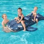 Bestway Schwimmtier Walhai mit Kindern im Pool. Aufblasbarer Wal mit Haltegriffen für Wasserspaß.