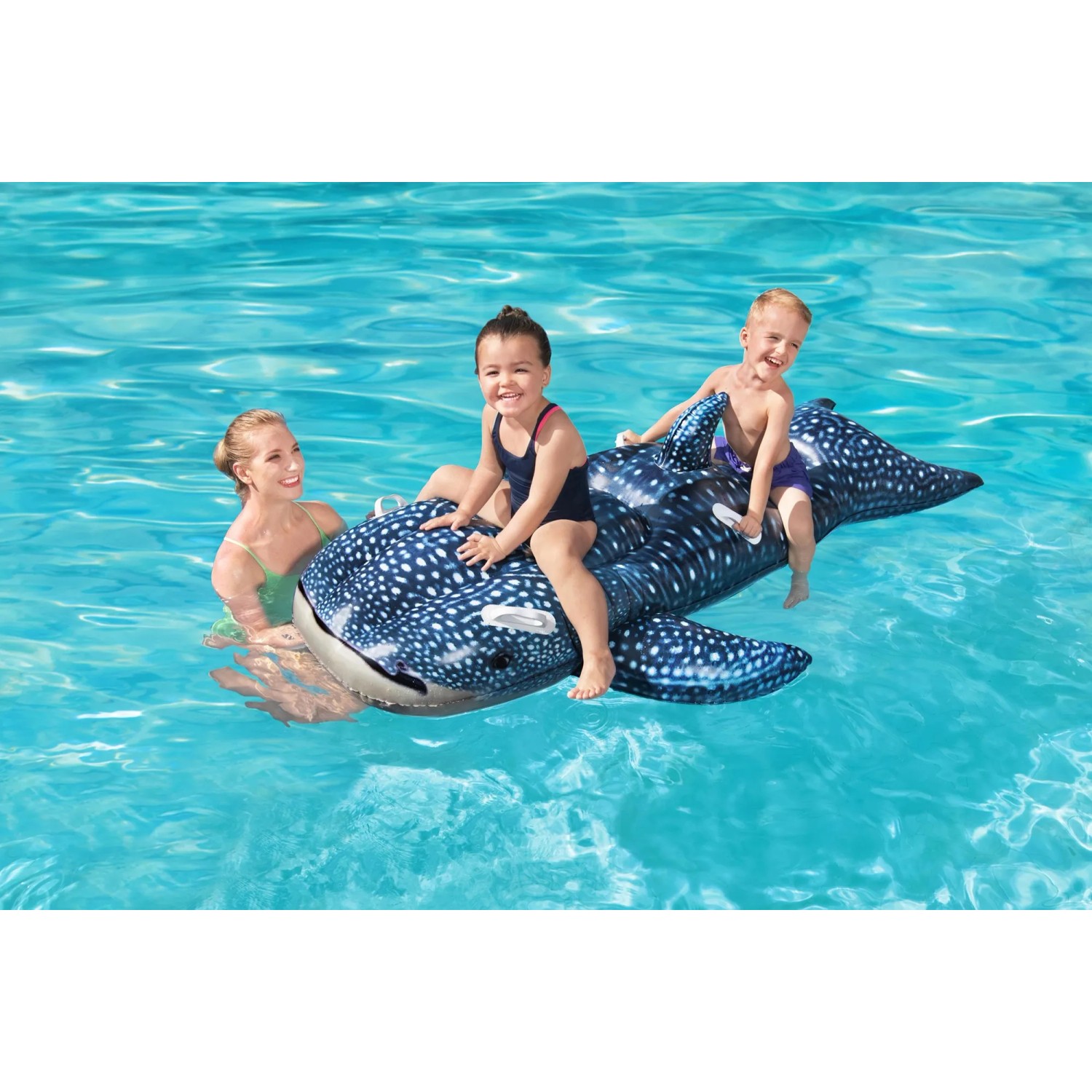 Bestway Schwimmtier Walhai mit Kindern im Pool. Aufblasbarer Wal mit Haltegriffen für Wasserspaß.
