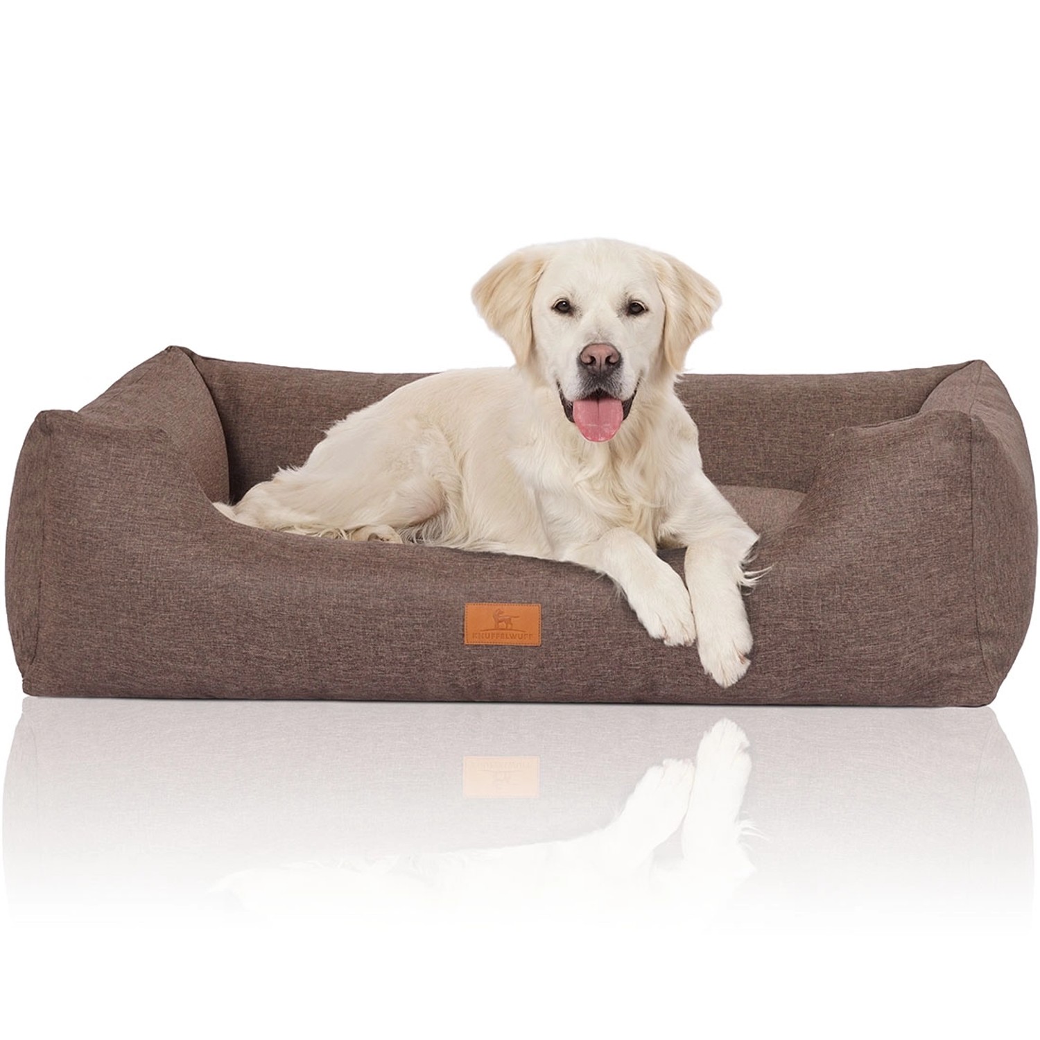 Knuffelwuff Hundebett Lotte Velours XXL, 120x85cm, graubraun, mit liegendem Hund.