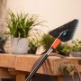 Gardena Cleansystem Stielbürste Hard Flex, anthrazit, mit dreieckigem Bürstenkopf und Schlauchanschluss.