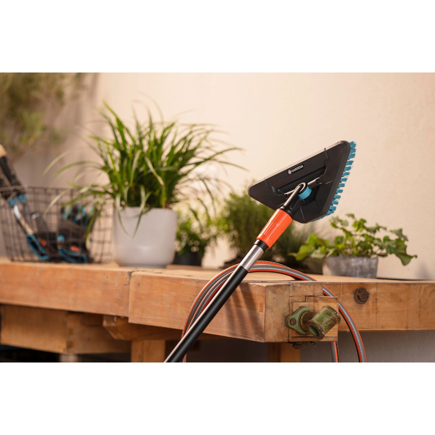 Gardena Cleansystem Stielbürste Hard Flex, anthrazit, mit dreieckigem Bürstenkopf und Schlauchanschluss.