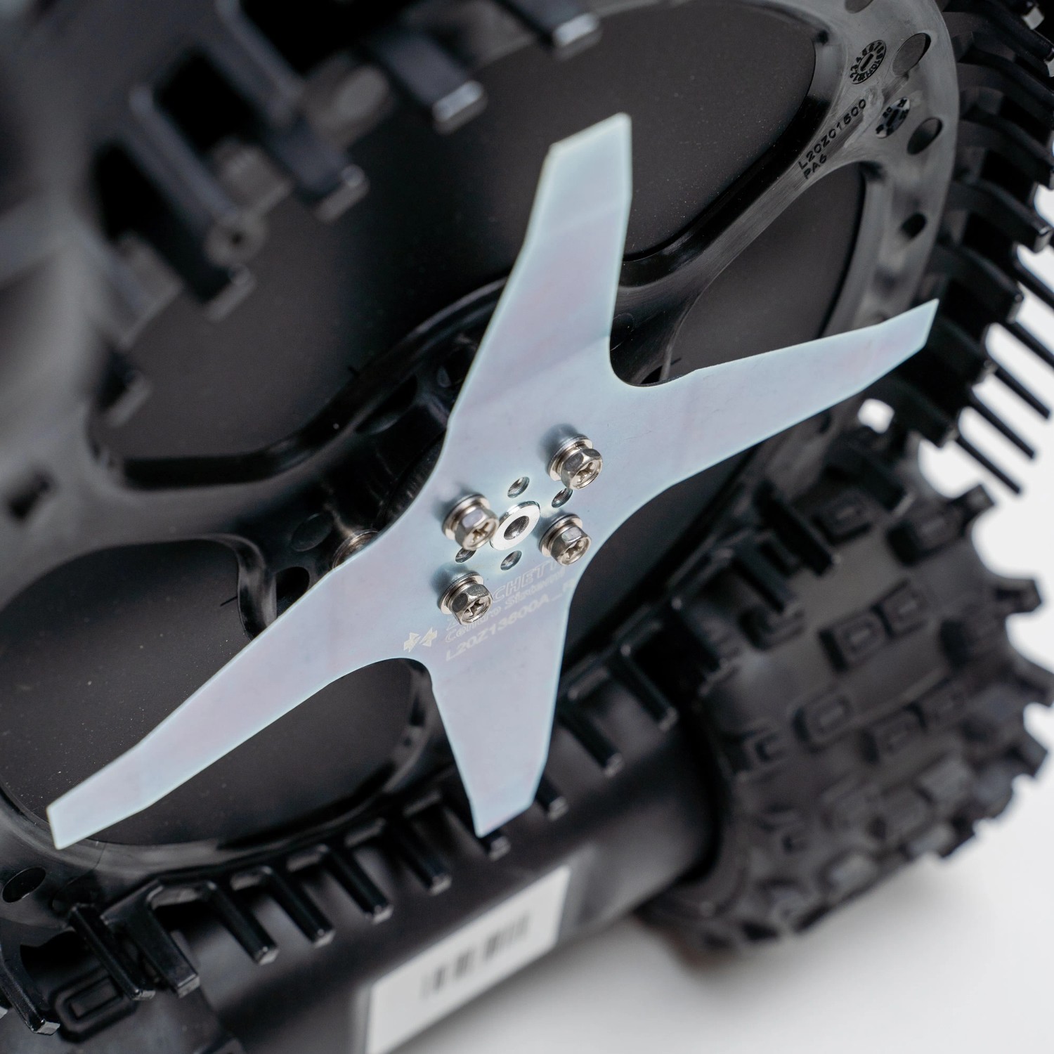 Mähroboter Zeta R: Detailaufnahme des 4-Klingen-Messers.