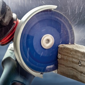 Bosch Expert Trennscheibe Carbide Multi Wheel im Einsatz beim Schneiden von Holz mit Winkelschleifer.