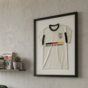 Schwarzer Echtholz Trikotrahmen 40x50 cm mit weißem Trikot "Made in Germany" als Wandschmuck.