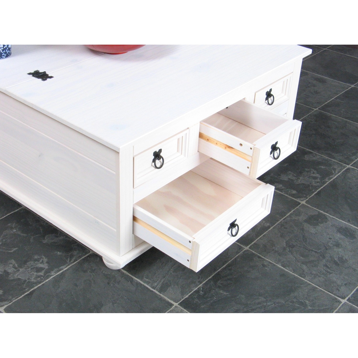 Weißer Couchtisch New Mexico mit 5 Schubladen aus Kiefernholz, Schubladen geöffnet.