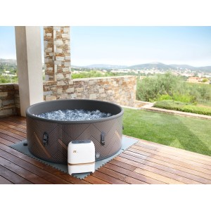 MSpa Frame Whirlpool Mono Max AirJet mit Hydromassage und Steuereinheit im Garten.