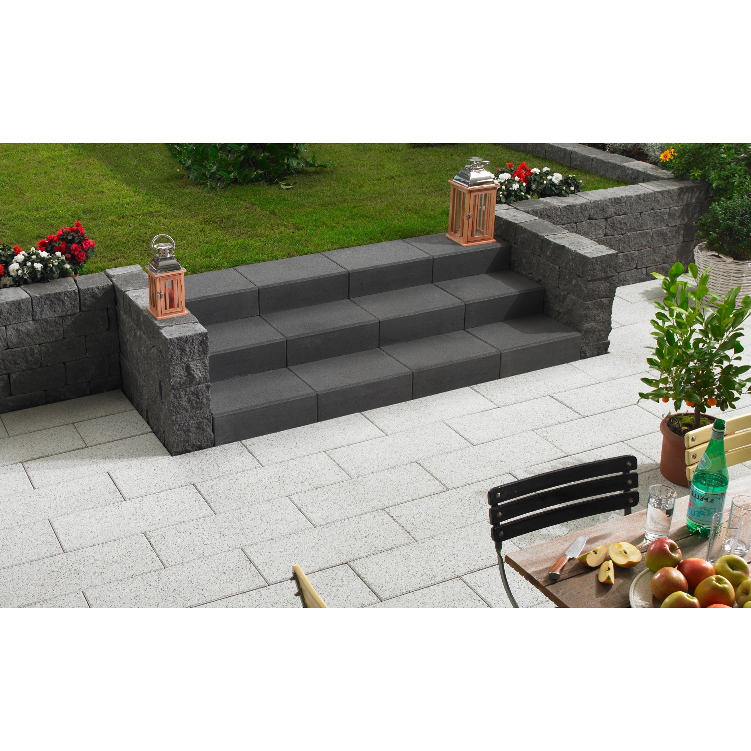 Anthrazitfarbene Blockstufe aus Beton, 50x34x15 cm, für Gartentreppen.
