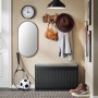 Schwarze Schuhbank mit Sitzfläche, 80x45x26cm, im Flur mit Deko.
