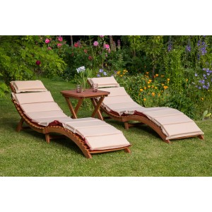 3-teiliges Liegen-Set Ipanema mit 2 Sonnenliegen und Beistelltisch im Garten.