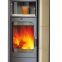 Hark Opera B grande Kaminofen in Creme mit Holzfach und brennendem Feuer.