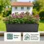 Anthrazitfarbener BigDean Balkonkasten, 80 cm, Rattan-Optik, mit Untersetzer, bepflanzt mit lila Blumen.