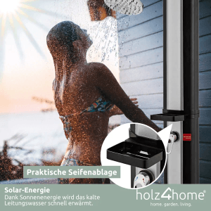 holz4home Solardusche mit Frau unter der Dusche im Garten. Inklusive Seifenablage und Schutzhülle.