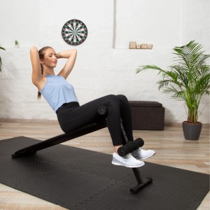 Schwarze EVA-Schaum Bodenschutzmatten 60x60 cm unter Hantelbank. Stoßdämpfende Trittschalldämmung für Fitnessgeräte.