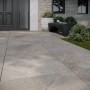 Cersanit Bolt Terrassenplatten aus Feinsteinzeug, 59,3x59,3 cm, in Grau verlegt.