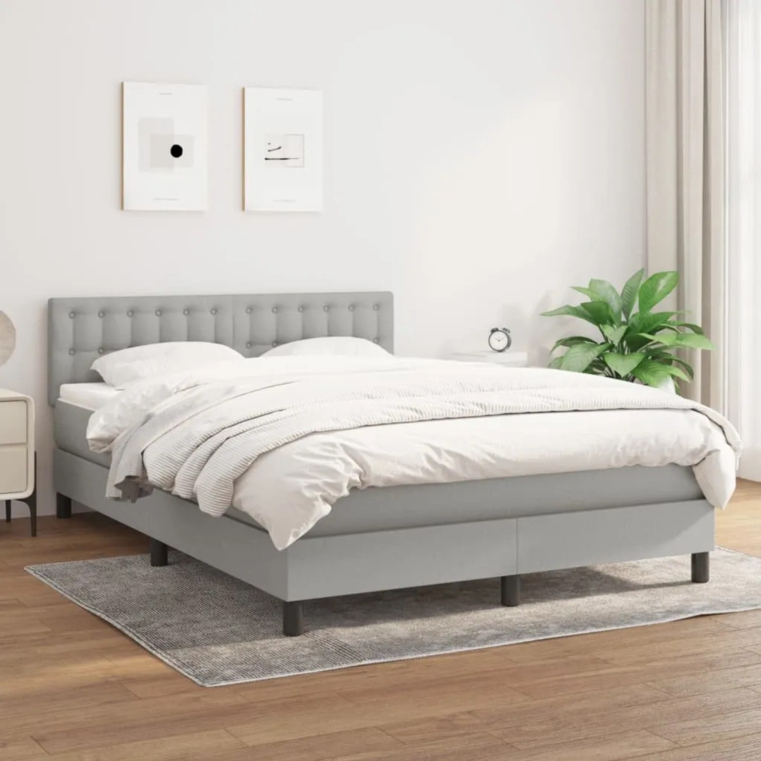 Hellgraues Boxspringbett 140x200 cm mit Matratze und Stoffbezug.