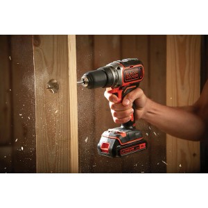 Black+Decker Akku-Bohrschrauber BL186K beim Bohren in Holz, Späne fliegen.
