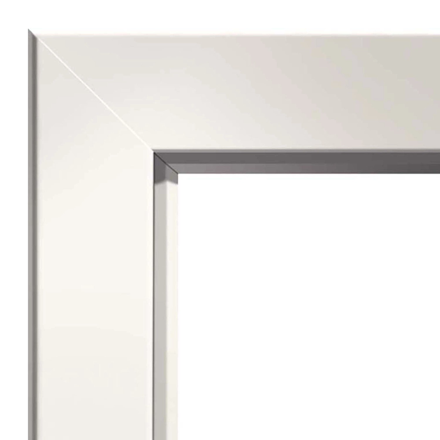 Detailansicht einer weißen Türzarge (ähnlich RAL 9010) mit eckiger Kante.
