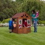 Backyard Spielhaus Timberlake aus Zedernholz mit Kindern im Garten.