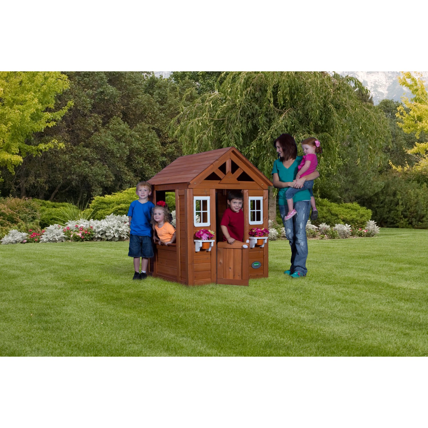 Backyard Spielhaus Timberlake aus Zedernholz mit Kindern im Garten.