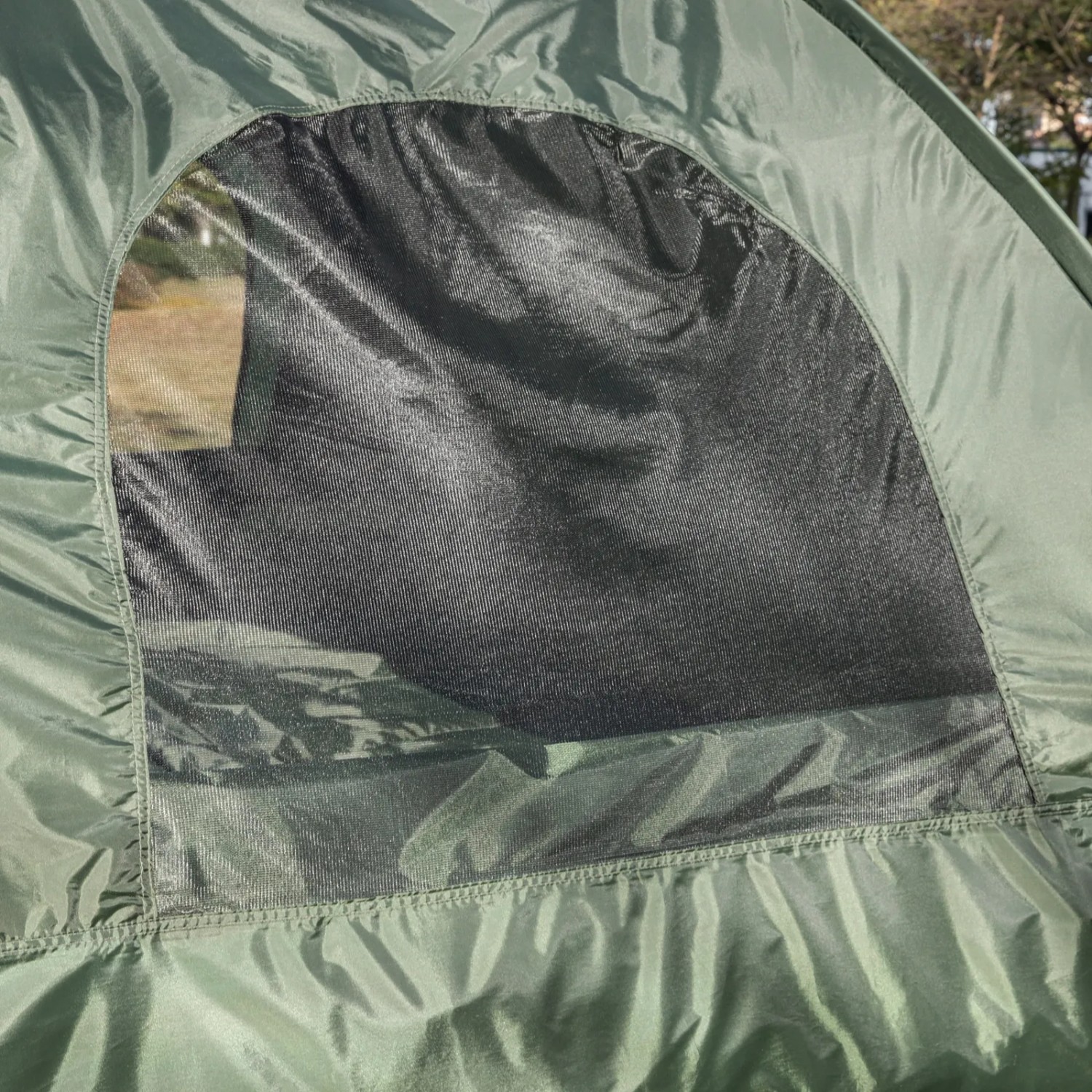 Detailansicht: Fenster mit Moskitonetz des grünen SoBuy Feldbett 4in1-Zelt für 2 Personen.