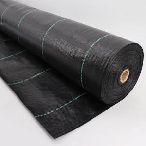 Schwarze Aquagart Unkrautfolie (32m²) auf Rolle, mit grünen Markierungsstreifen.