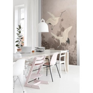 ESTAhome Fototapete Kraniche Graurosa im Esszimmer mit Tisch und Stühlen.