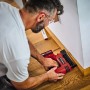 Einhell Akku-Nagler/Tacker TE-CN 18 Li Solo im Einsatz beim Anbringen einer Holzleiste.
