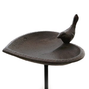 Braune Deko-Vogeltränke in Herzform aus Gusseisen mit Vogel für den Garten.