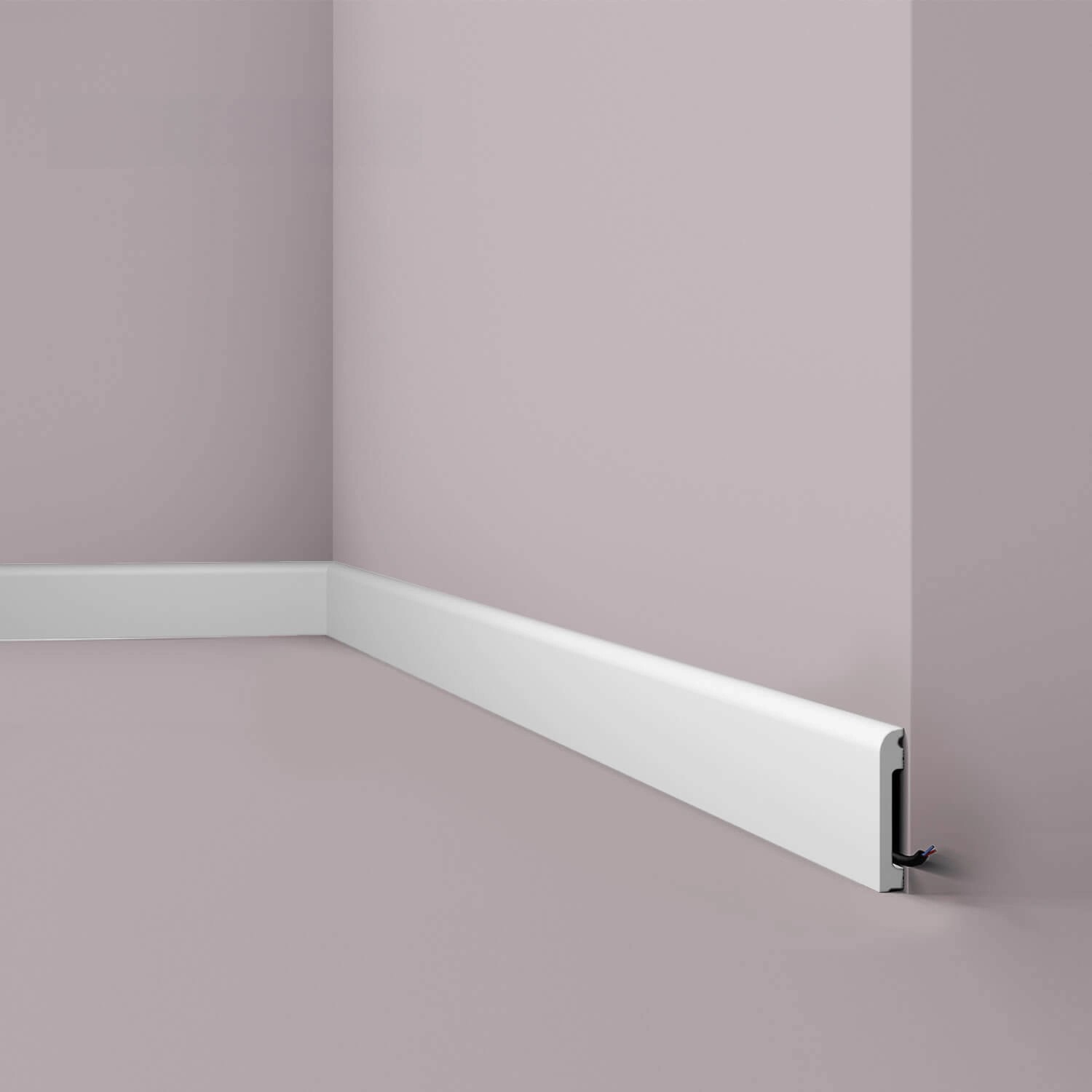 Weiße NOEL & MARQUET Sockelleiste FL12 WALLSTYL aus Polystyrol (HDPS) an Wand.