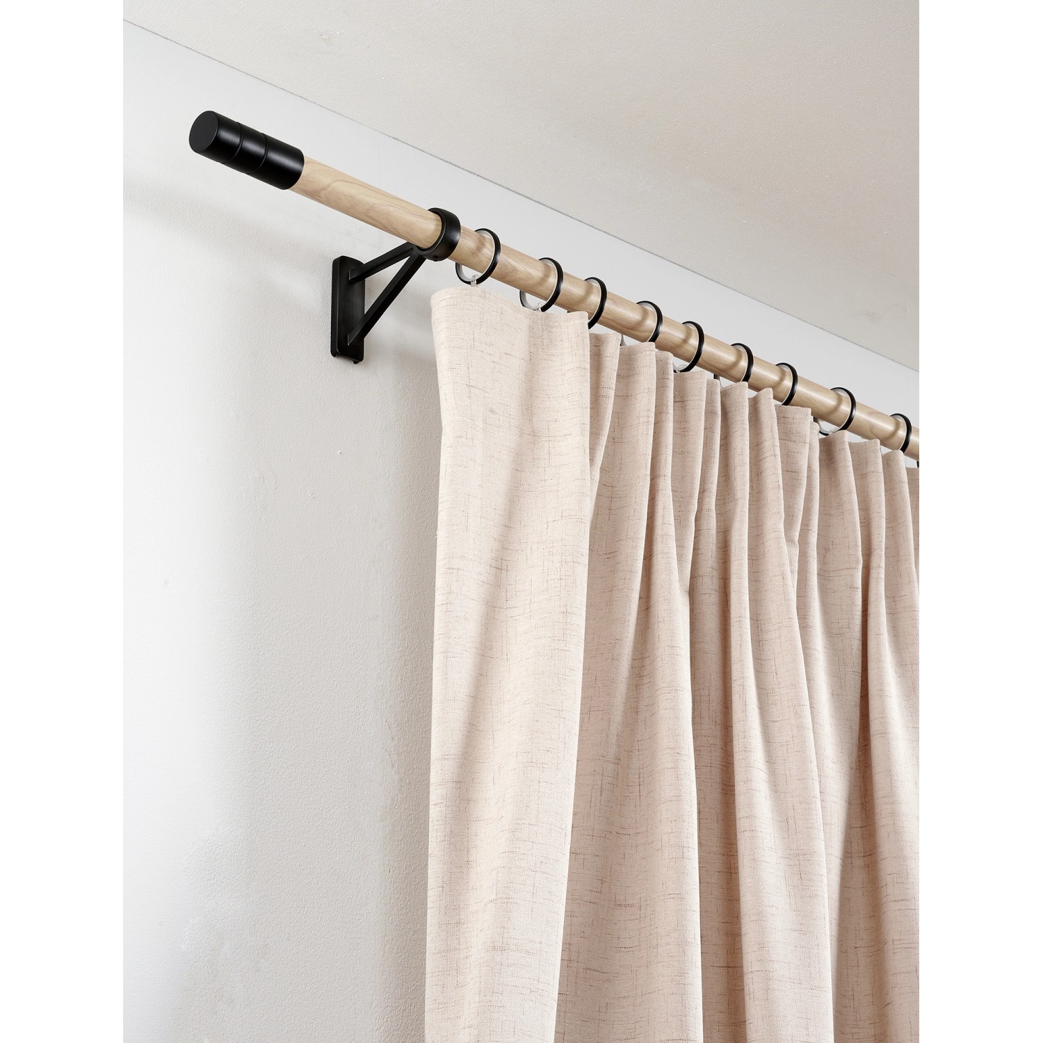Gardinia Gardinenringe Denver, 10er-Set, schwarz matt, an Gardinenstange mit Vorhang.