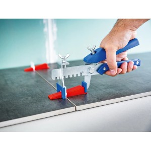 LUX Nivelliersystemzange Classic 320 mm im Einsatz beim Fliesen verlegen.
