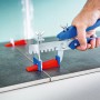LUX Nivelliersystemzange Classic 320 mm im Einsatz beim Fliesen verlegen.