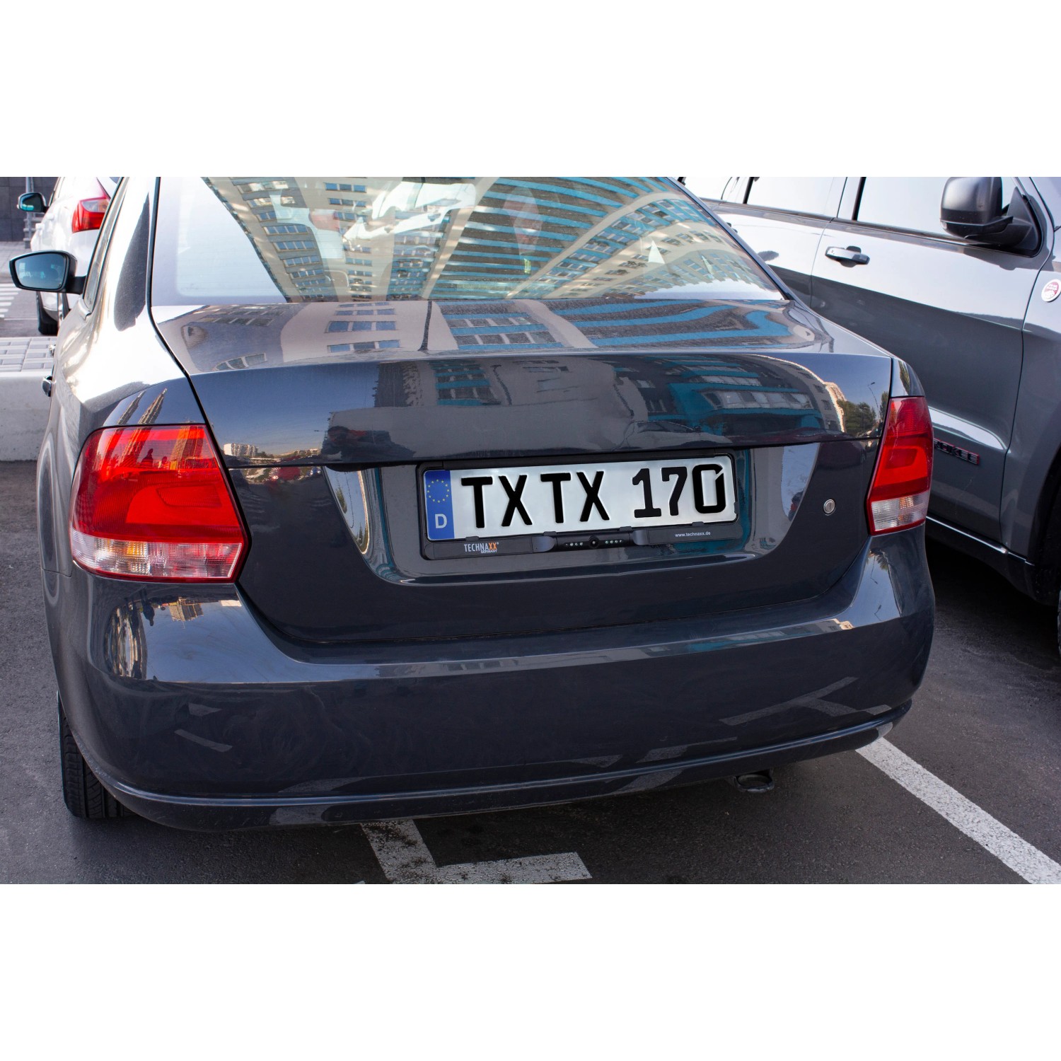 Technaxx Funk-Rückfahrkamera TX-170 am Auto, Kennzeichenhalterung mit Kamera.