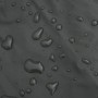 Detailaufnahme der wasserabweisenden Oberfläche einer dunkelgrünen Wathose mit Wassertropfen.