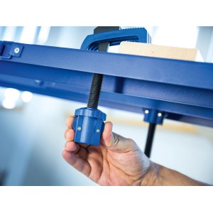 LUX Klemmhalter Comfort im Einsatz: Detailaufnahme der Befestigung an einem Spanntisch.