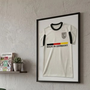 Schwarzer Echtholz Trikot Rahmen 50x70 cm mit Fußballtrikot "Made in Germany" als Wanddeko.