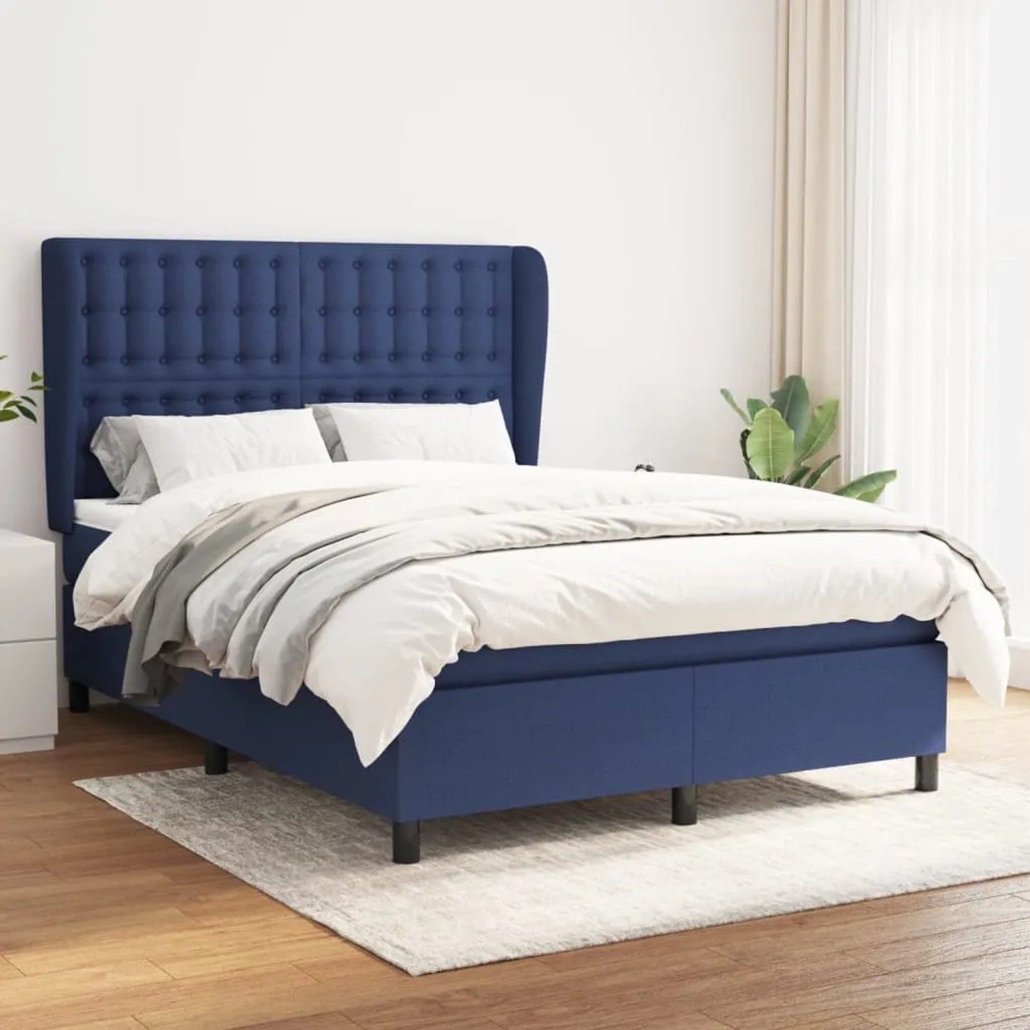 Blaues Boxspringbett (140x200 cm) mit Matratze und Stoffbezug. Bequemes Bett mit hohem Kopfteil.