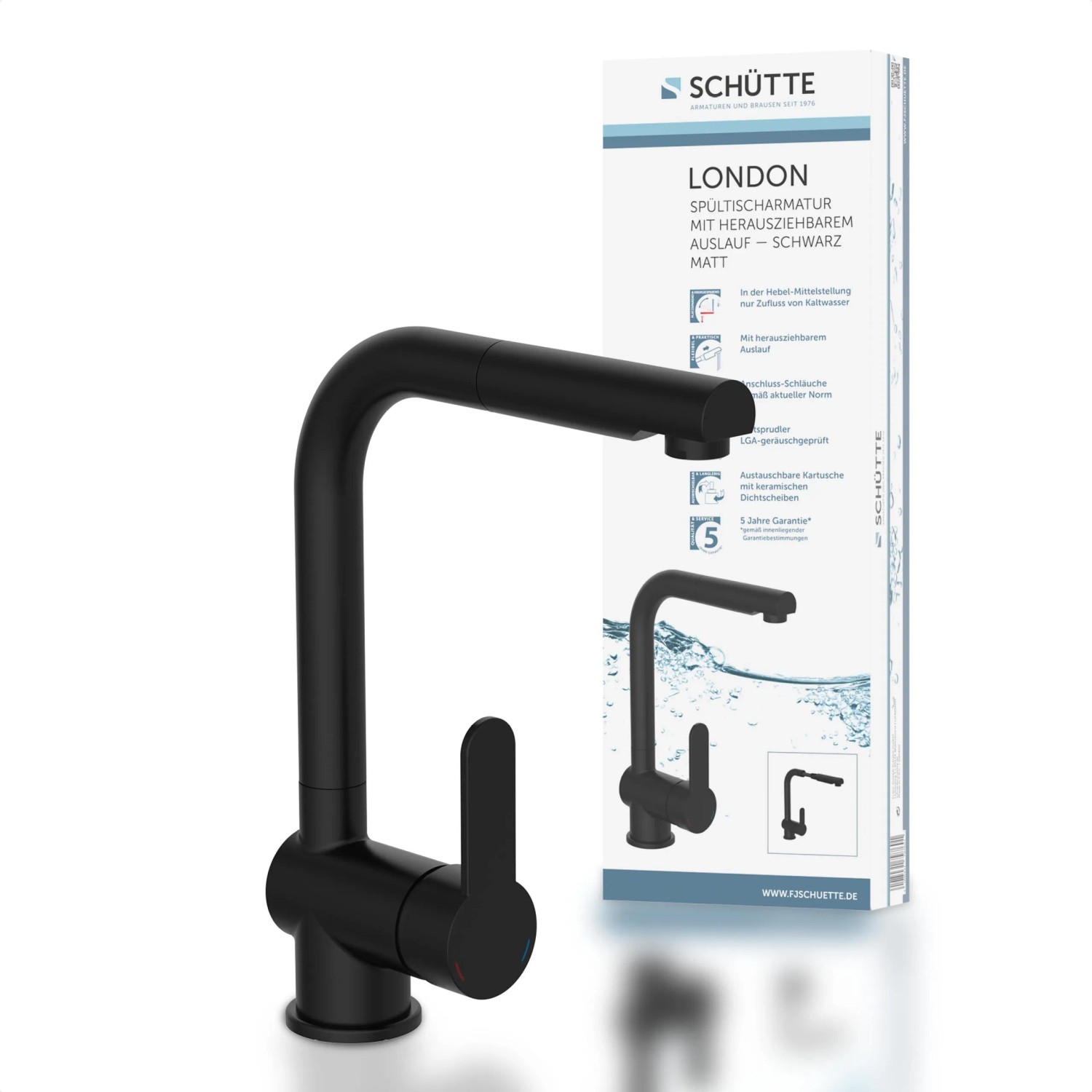 Schwarze Schütte Spültischarmatur London mit herausziehbarem Auslauf vor Produktverpackung.