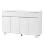Modernes weißes Sideboard mit geschwungenen Türen, zwei Schubladen und runden Metallfüßen. Stilvoller Wohnzimmerschrank.