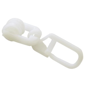 Weißer Gardinia T-Rollring mit Faltenlegehaken für Gardinenschienen.