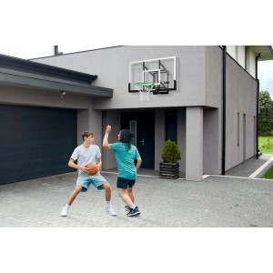 Salta Basketballbrett Guard, 138x86 cm, schwarz, mit zwei Personen beim Basketball spielen.